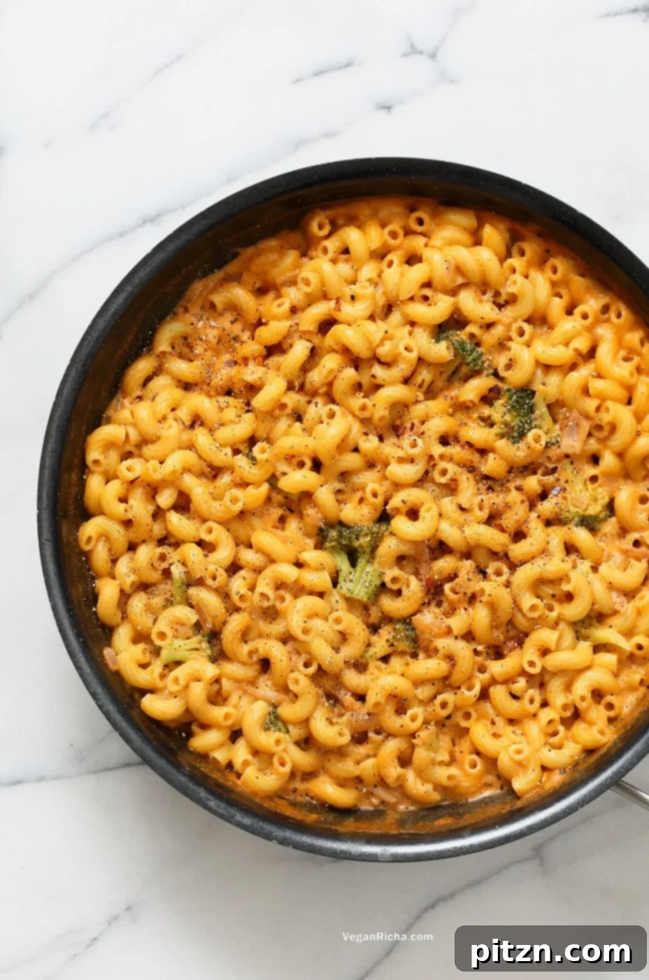 Spicy Garlicky Korean Mac and Cheese with Gochujang. Use sriracha for variation. Vegan Recipe. Gluten-free with gluten-free pasta | VeganRicha.com