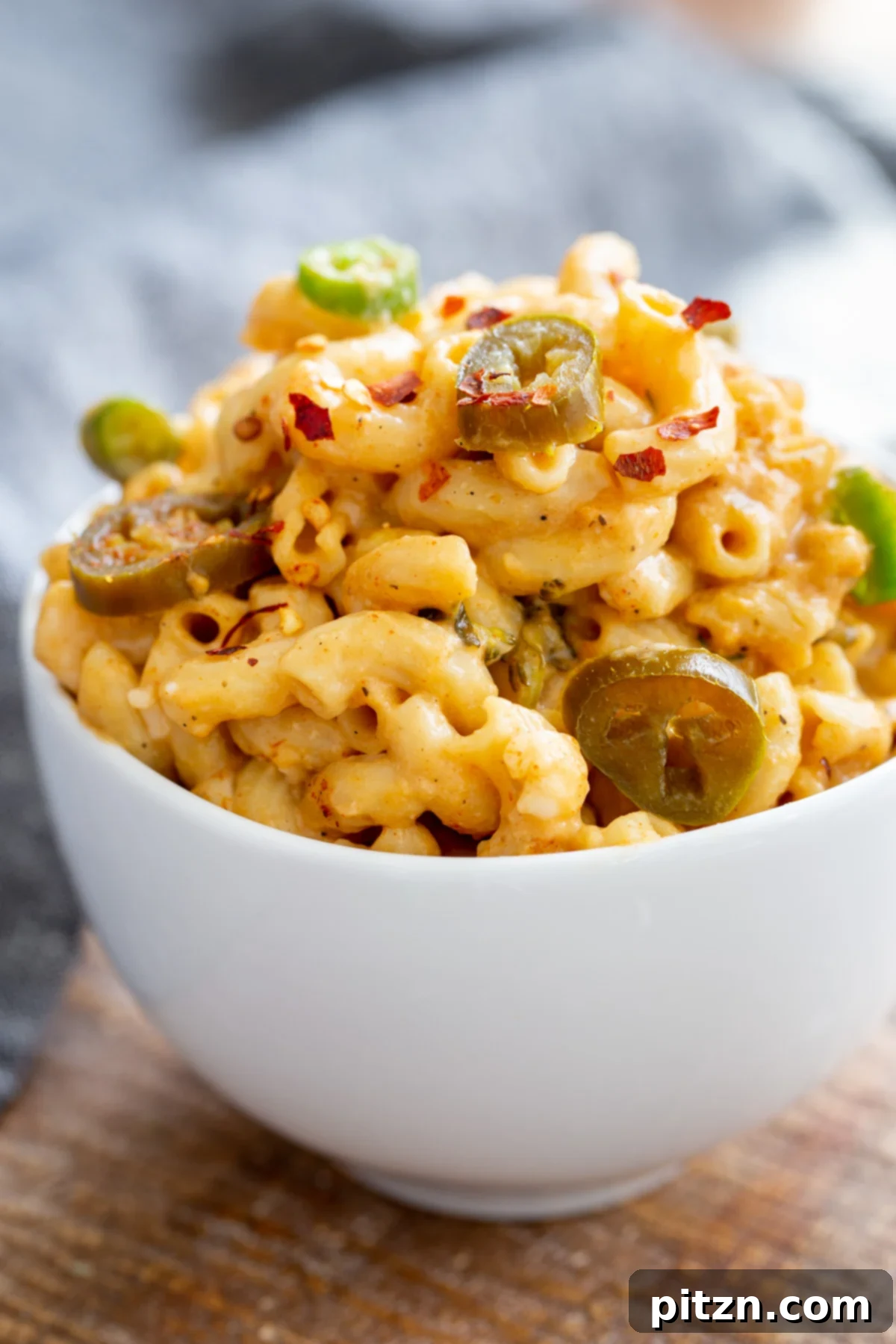 Fiery Vegan Skillet Mac and Cheese 4 A close-up shot of a bowl of vegan jalapeño mac and cheese, beautifully garnished with a sprinkle of red pepper flakes for an extra touch of spice and color.